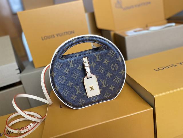 顶级原单 M47117 本款 Around Me 手袋取材 Monogram 涂层帆布，诠释品牌 Lv Circle 标识的灵感启发。该标识诞生于上世纪 20