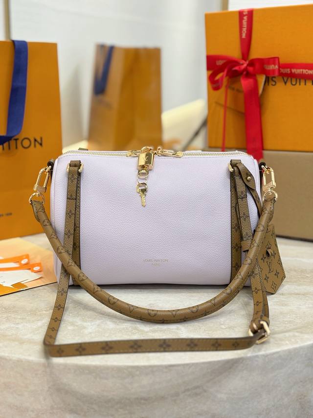 Express 小号手袋 M27275紫色 此款 Express 小号手袋采用优雅色调 搭配 Monogram Reverse 帆布饰边 与品牌成衣系列的雅致色