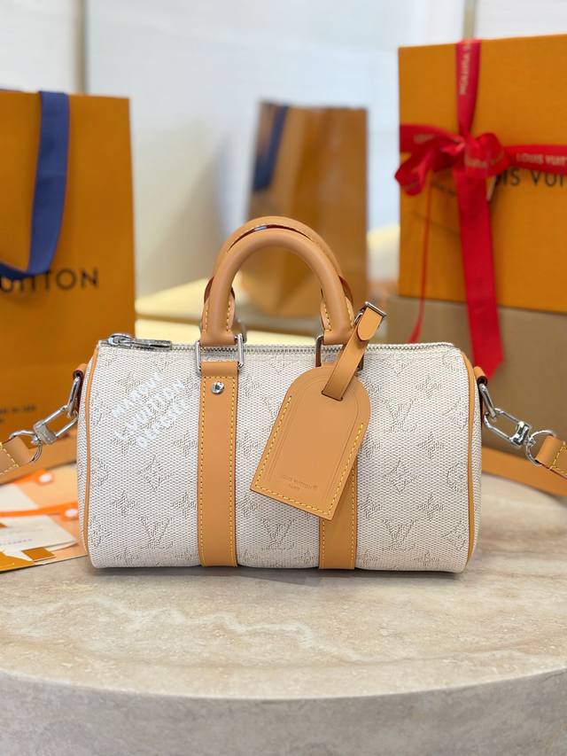 M27161 本款 Keepall BandoulièRe 25 手袋为 Monogram Heritage 涂层帆布渲染活力色调，可为任意造型注入灵动姿彩，成