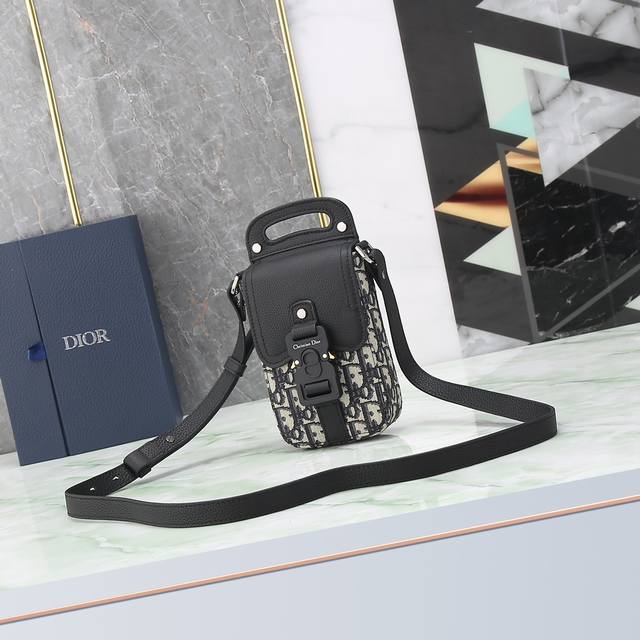 厂价 最高版本原厂皮顶级原单配专柜全套包装 迪奥Dior顶级进口原厂刺绣配进口牛皮马鞍手袋 这款马鞍竖版手袋搭配肩带，采用时尚的设计，彰显精。致的优雅气质，丰富