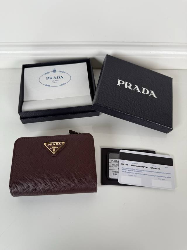 p家女士十字纹短夹，型号1Ml018，按扣开合设计，内设9个卡槽，一个钞票隔层，一个带拉链的零隔层，尺寸12 X 8Cm，尺寸小巧但功能齐全，实用与时尚兼备，手