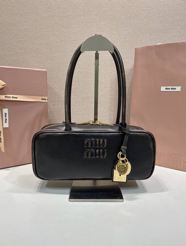 特级原厂新款5Bb173B复古羊皮 这款Beau手袋融合了复古风格与当代精神。搭配别致提手和挂饰细节，更显功能性与个性风格。拉琏开合。棉缎衬里，配拉链口袋，正面