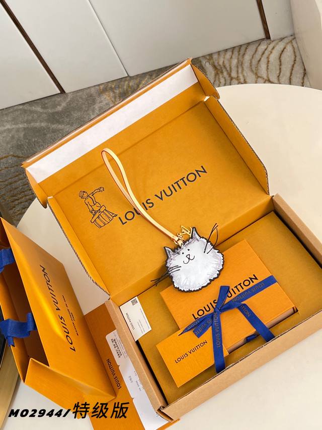 出厂价p M02944 特级全钢版 Lv Cat 包饰出自路易威登 Travels With Grace Coddington 系列，表达该前超模兼造型师对其波