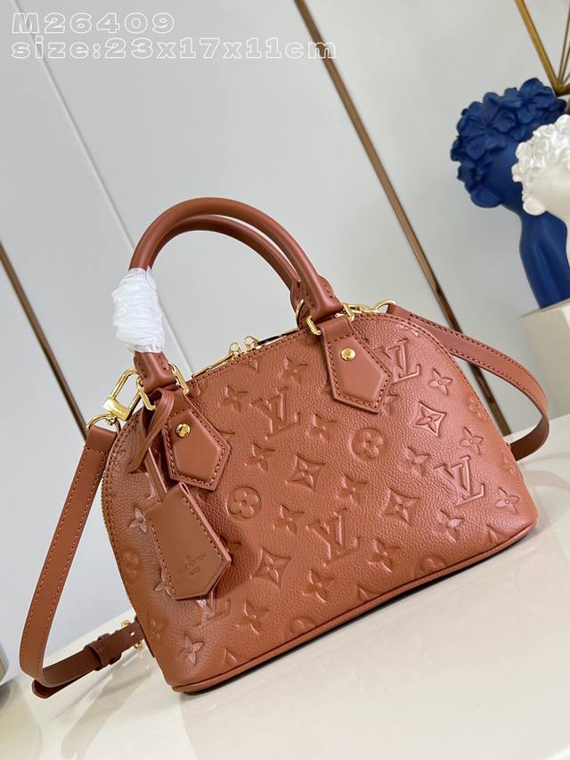 出厂价p 顶级原单 M26409棕压花 本款 Alma Bb 手袋溯源 1934 年的装饰艺术格调，以 Monogram 帆布塑造雅致构型。耀目挂锁与钥匙、To