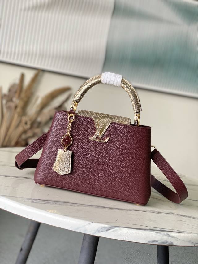 出厂价p 代购级免税版 M89369 酒红拼金蛇小号 这款Capucines 重新设计 采用了异国情调的蟒蛇皮装饰 无论白天还是夜晚都能彰显其独特魅力 它采用