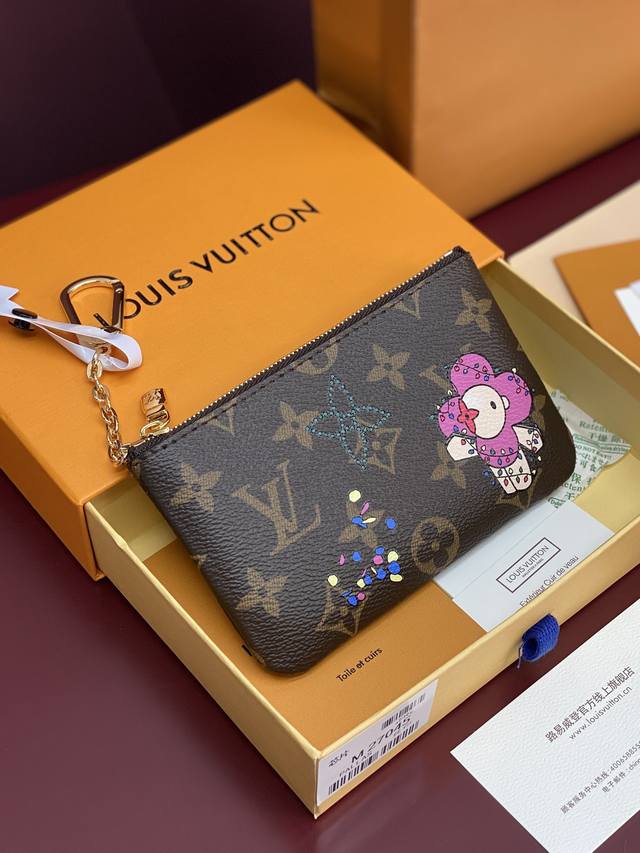 出厂价p M27045 小号钥匙零钱包！这款小巧版的 pochette CléS 钥匙包源自 Vivienne 冬季假日系列，致敬品牌的经典传承。它采用经典 M