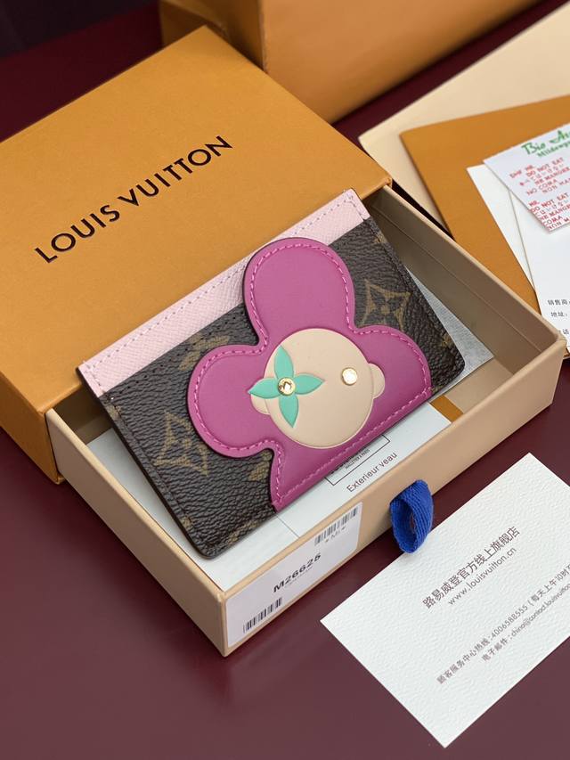 出厂价p M26625 圣诞款! 高品质 卡夹、本款 Vivienne 卡夹为 Monogram 帆布顶部融入柔和皮革饰边,以清新色调演绎品牌吉祥物的萌趣形象, 出厂价p M26625 圣诞款! 高品质 卡夹、本款 Vivienne 卡夹为 Monogram 帆布顶部融入柔和皮革饰边,以清新色调演绎品牌吉祥物的萌趣形象,