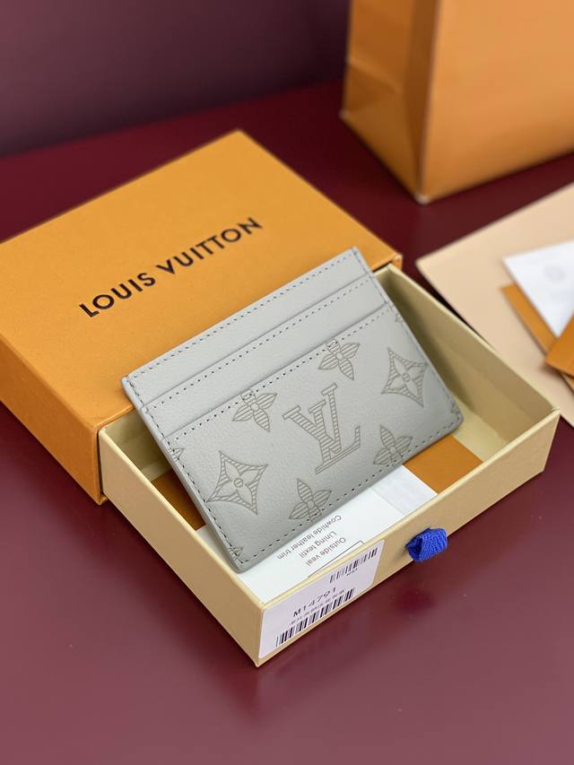 出厂价p M14791 新压花冰灰！ 采用头层牛皮制作 此款采用全新Monogram Eclipse涂层帆布材质的卡片夹风格靓丽而时髦，体积小巧，可轻松收入口袋