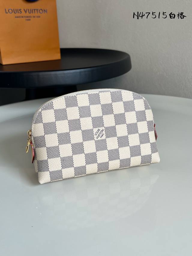 芯片版 化妆包 N47515白格 这款 Damier 帆布化妆包以拉链开合,取放化妆品轻松方便,设有一个可放镜子的贴袋。-Damier帆布面料,配有可水洗织物内 芯片版 化妆包 N47515白格 这款 Damier 帆布化妆包以拉链开合,取放化妆品轻松方便,设有一个可放镜子的贴袋。-Damier帆布面料,配有可水洗织物内