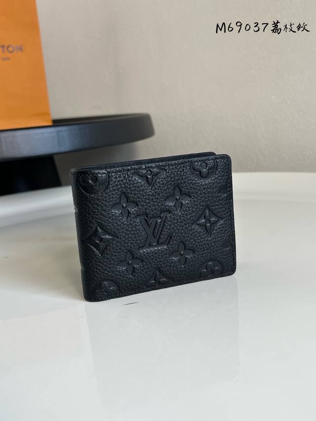 芯片版 Multiple钱夹设计清爽简洁，黑色 Taurllon小牛皮面料质地十分柔软，饰有标志性Monogram压纹。尺寸小巧，极为便携，内配多个信用卡插槽与