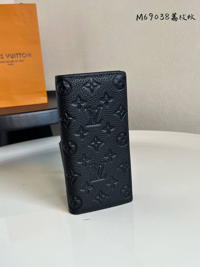 芯片版 Brazza 长夹！Brazza 钱夹为柔软 Taurillon 皮革压印 Monogram 图案，内设各式卡位、口袋及大号拉链零钱隔层，成就充裕容量的