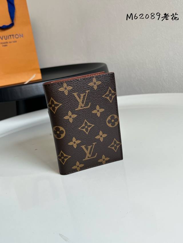 芯片版 M62089 老花 护照夹！时尚出行的绝佳伴侣。质感奢华的粒纹小牛皮内衬，内部多隔层构造，风格经典的旅行配饰。挎着华丽的路易威登手袋大肆采购的长颈鹿形象