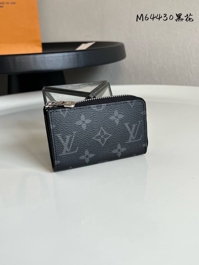 芯片版 男士车钥匙包 M64430黑花 Lv以工匠的技艺精湛著称 罕见的设计 特殊皮革将技术创新和经典风格相结合 突出路易威登世界的存在 钱包内部设计精巧独特