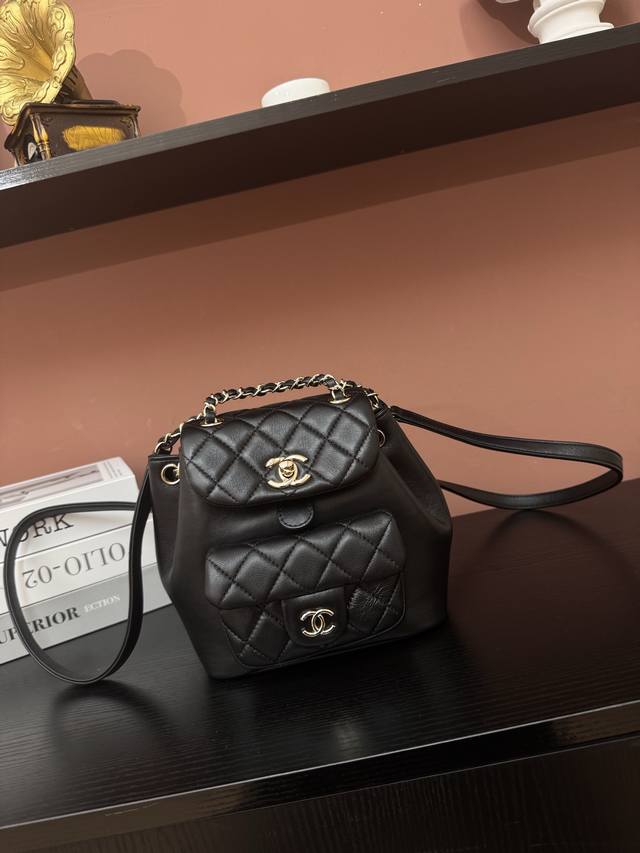 图片小号 22A系列 Duma双肩小背包 女款背包 一眼爱上这个羊皮，容量超感人～夏天的花洋装搭这个一定无敌仙女！冬天背也超仙♀重点来了：视觉上体积只比方胖大一