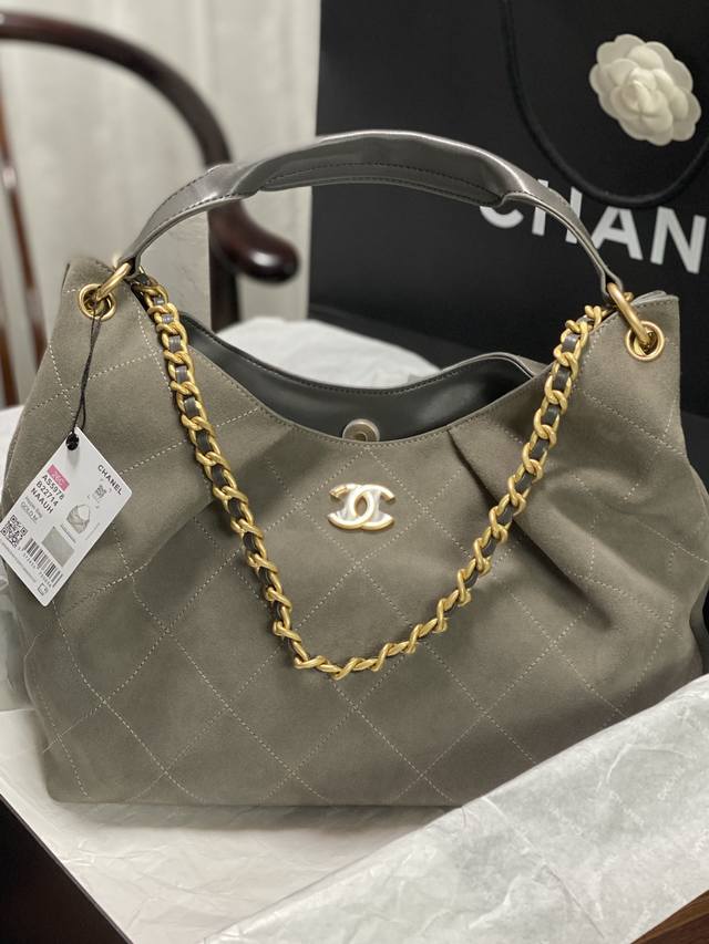 Chanel，26 早春系列贵气拉满。嬉皮包金属表面有细腻的短绒感‘触感柔软亲肤，复古金色金属五金自带复古感，搭配同色系的牛皮手提，耐用，质感让整体更有层次，更