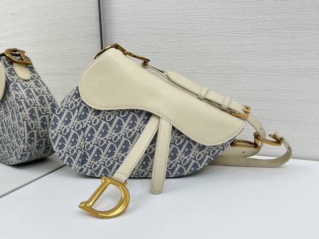 中号 Soft Saddle 马鞍包 附肩带 灰D布 这款 Soft Saddle 马鞍包重新诠释 Dior 经典设计，打造柔软的版本。将浅饼干色光滑牛皮革与蓝