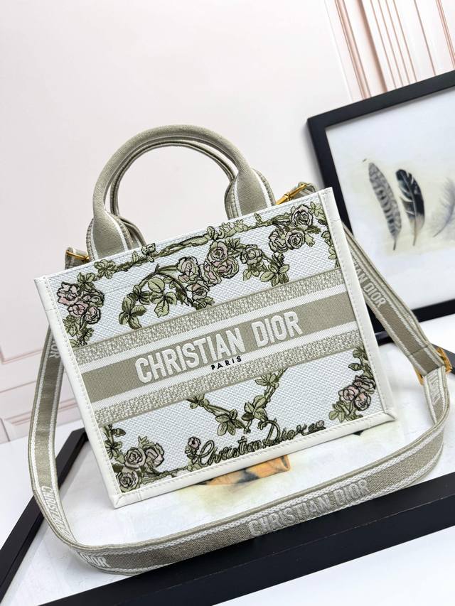 刺绣牛皮革葡萄花小号 顶级版本 进口面料 采用优质五金，进口车缝线 这款 Dior Book Tote 手袋以优雅的风格诠释玛丽亚 嘉茜娅 蔻丽 Maria G