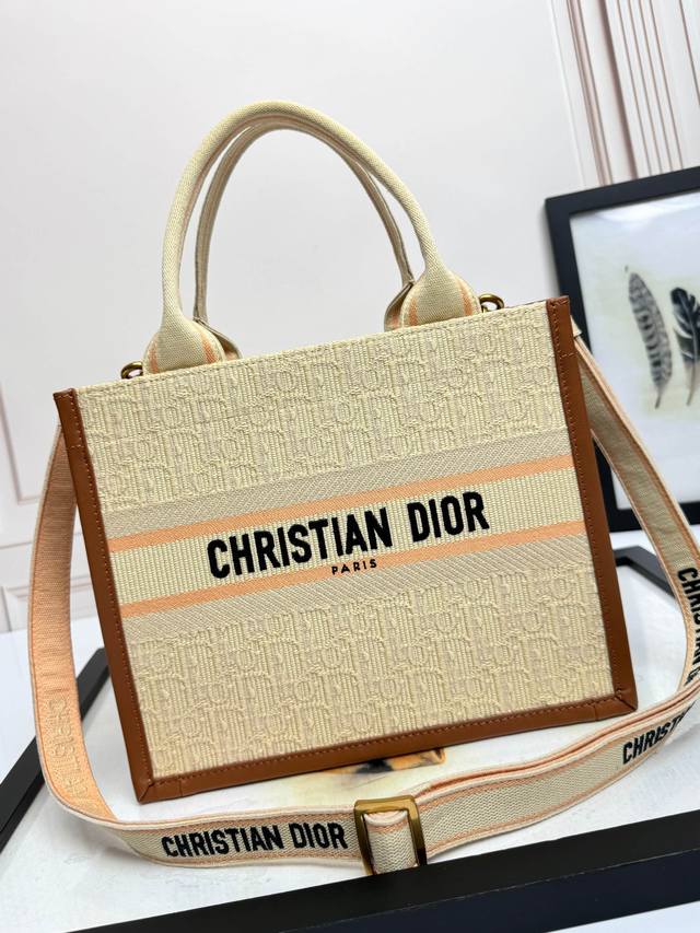 刺绣牛皮革杏D棕边小号 顶级版本 进口面料 采用优质五金，进口车缝线 这款 Dior Book Tote 手袋以优雅的风格诠释玛丽亚 嘉茜娅 蔻丽 Maria