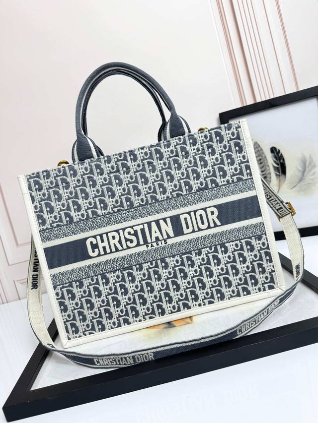 刺绣牛皮革浅牛D中号 顶级版本 进口面料 采用优质五金，进口车缝线 这款 Dior Book Tote 手袋以优雅的风格诠释玛丽亚 嘉茜娅 蔻丽 Maria G