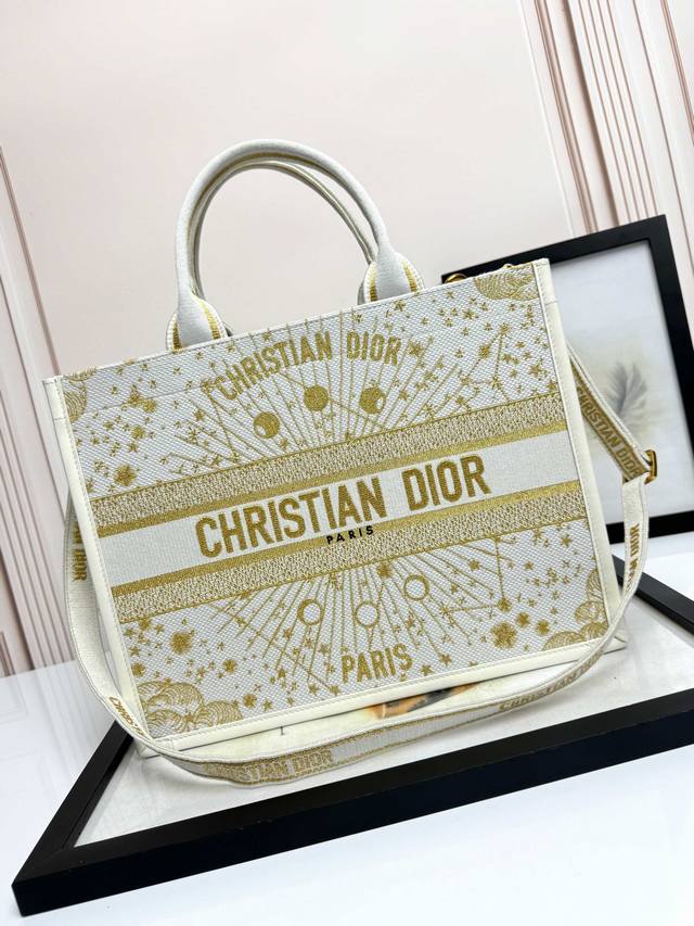 刺绣牛皮革金星球中号 顶级版本 进口面料 采用优质五金，进口车缝线 这款 Dior Book Tote 手袋以优雅的风格诠释玛丽亚 嘉茜娅 蔻丽 Maria G