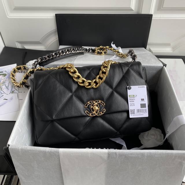 小号p 大号p 中号Ohanel Bag 结合一切经典的枕头包 这款包是Karl Lagerfeld和新任总监Virginie Viard一起设计的,也是老佛爷 小号p 大号p 中号Ohanel Bag 结合一切经典的枕头包 这款包是Karl Lagerfeld和新任总监Virginie Viard一起设计的,也是老佛爷