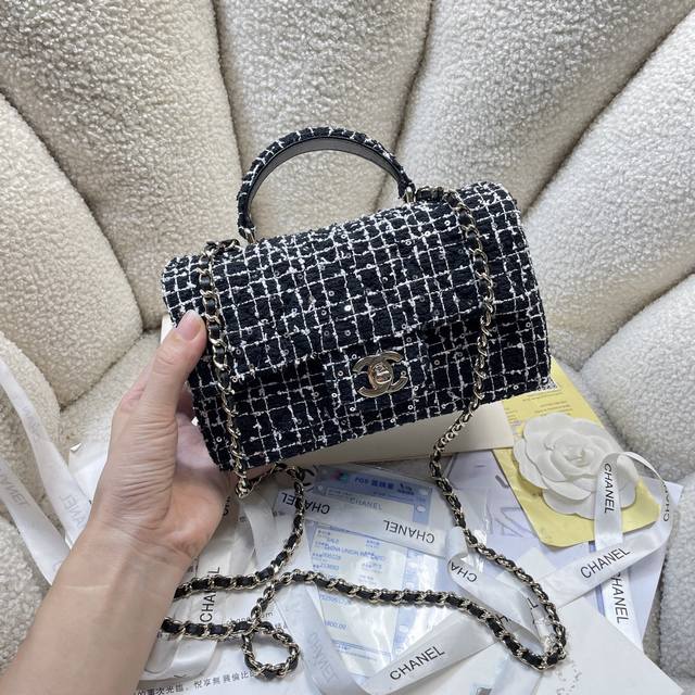 Chanel小香 新款 型号:As2431 经典走秀爆款,颗粒压花小牛皮配条精致手提腕,感觉更能展现高气质高品位.经典典雅的包身款式.适合四季各款服装的气质高雅 Chanel小香 新款 型号:As2431 经典走秀爆款,颗粒压花小牛皮配条精致手提腕,感觉更能展现高气质高品位.经典典雅的包身款式.适合四季各款服装的气质高雅