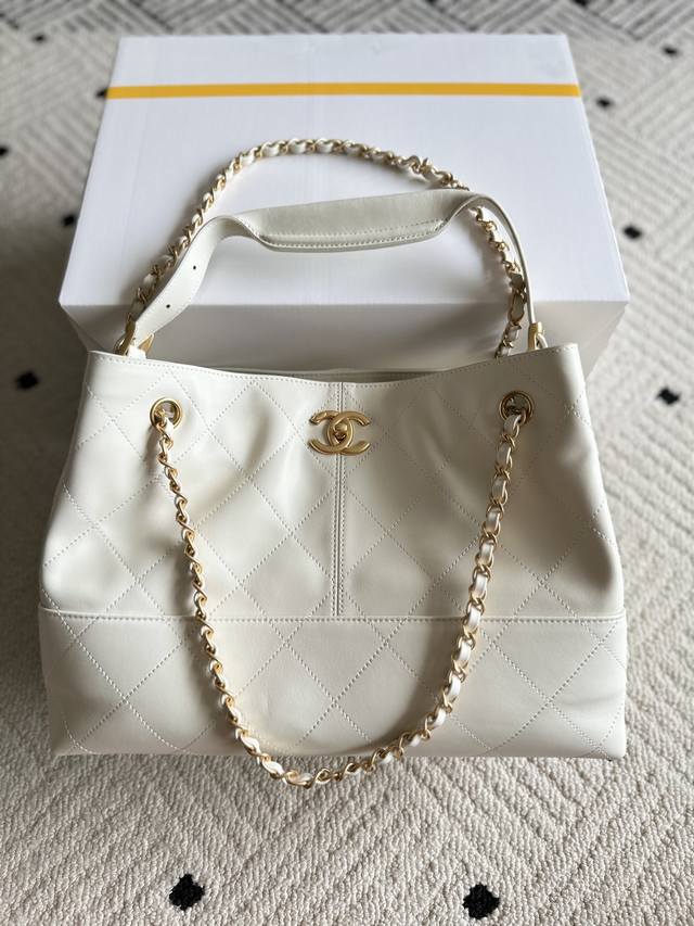 品牌:Chanel型号:As5634简介:原单质量,经典之作,华丽与气质的前沿,是你意想不到的尊贵。皮种:原单进口牛皮,里配原版布。五金:原版五金配制尺寸36C 品牌:Chanel型号:As5634简介:原单质量,经典之作,华丽与气质的前沿,是你意想不到的尊贵。皮种:原单进口牛皮,里配原版布。五金:原版五金配制尺寸36C