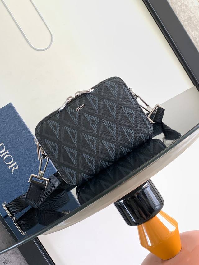 特价 顶级原单配盒 这款手拿信使包高雅实用，可收纳各种日常用品。采用迪奥灰 Cd Diamond 图案帆布精心制作，从 Dio 档案汲取灵感，饰以同色调光滑牛皮