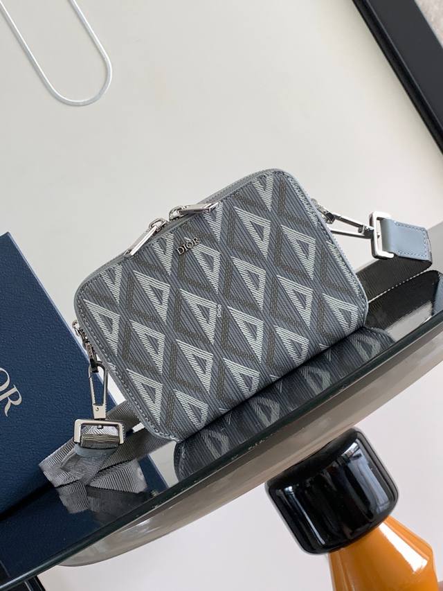 特价 顶级原单配盒 这款手拿信使包高雅实用，可收纳各种日常用品。采用迪奥灰 Cd Diamond 图案帆布精心制作，从 Dio 档案汲取灵感，饰以同色调光滑牛皮