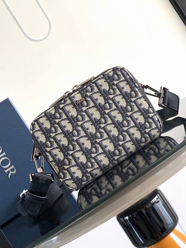 特价 [配盒子]这包其实是男女通用款,Essentials系列,尺寸比较小巧17Cm*12.5Cm,装手机润唇膏口红钥匙这些日常杂物绰绰有余,小巧轻便空间大,内