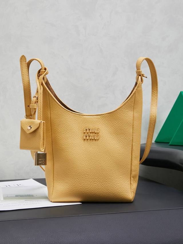 5Be099:Miu家日本快闪新品托特包,顶级进口牛皮,皮面质感高级,优雅复古,包身软而不塌,搭配金属锁头挂件,气质随性慵懒,甜酷风格拉满,手工缝制皮面Logo 5Be099:Miu家日本快闪新品托特包,顶级进口牛皮,皮面质感高级,优雅复古,包身软而不塌,搭配金属锁头挂件,气质随性慵懒,甜酷风格拉满,手工缝制皮面Logo