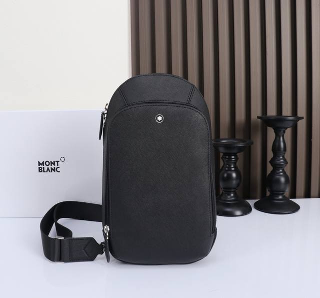 Montblanc全新万宝龙匠心系列斜挎包经典黑 型号：199368# 材质：头层牛皮 包装：专柜同步包装防尘袋 款式：购版打造 尺寸：30*17*5