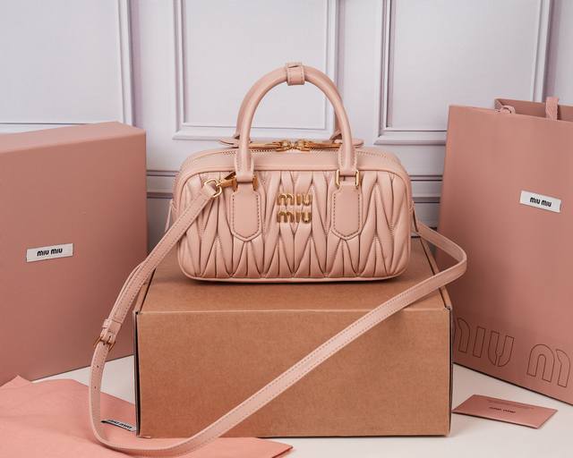 特级原厂皮 5Bb142M家新款保龄球包包，官网主推，今年绝对爆火款式，顶级进口小羊皮，M家独具风格Matelasse图案，包身精致立体有型，正面刻字徽标与皮革