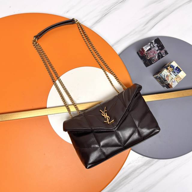 正品级 深咖啡 金扣 双链条 Loulou puffer Mini_迷你号双链条包来袭!整包采用柔软的意大利小羊皮制作,搭配Y家斜条纹绗缝工艺,拥有柔和质地的前 正品级 深咖啡 金扣 双链条 Loulou puffer Mini_迷你号双链条包来袭!整包采用柔软的意大利小羊皮制作,搭配Y家斜条纹绗缝工艺,拥有柔和质地的前