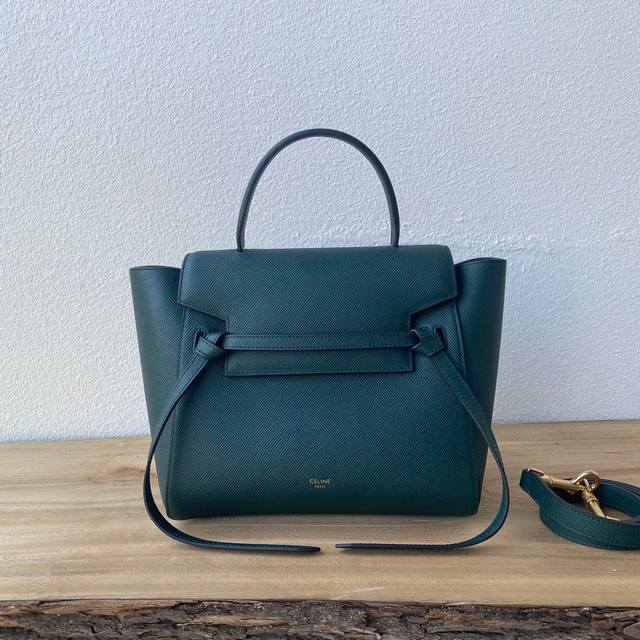 正品级 海外原单 20Cm的700，24Cm Celine Belt Bag 鲶鱼包掌纹牛皮 内里磨砂皮 当季时尚主流，盖面弧度、小结的秀气、边角的圆滑清晰可见