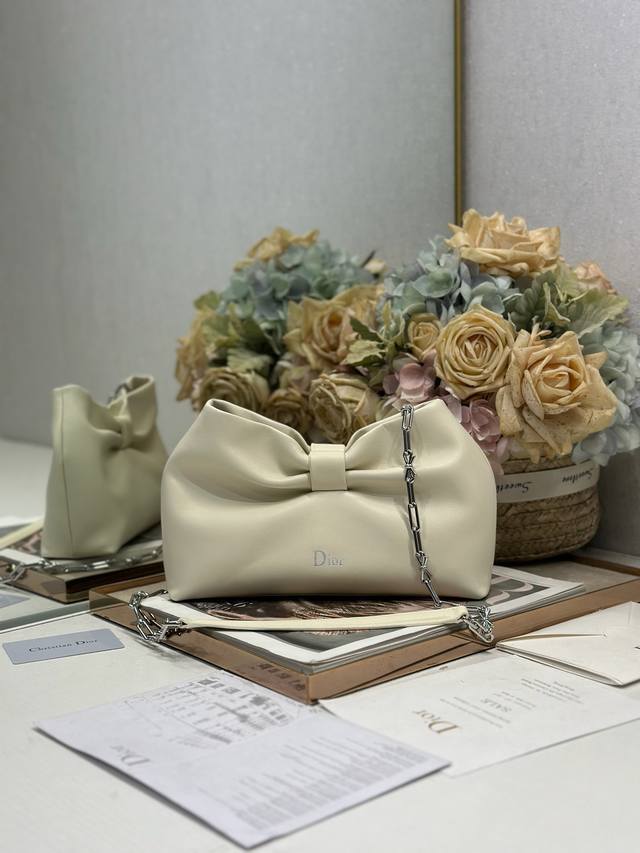 正品级 ，高版本 Dior-Lambskin 2026春夏 新款手袋 米色 银链 Lambskin链条包，全新的包形，小牛皮革的质感，优雅大气，款式实用，可收纳