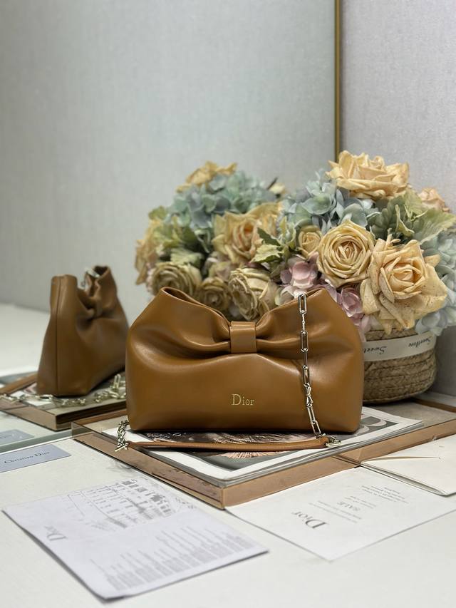 正品级 ，高版本 Dior-Lambskin 2026春夏 新款手袋 杏色 浅金链 Lambskin链条包，全新的包形，小牛皮革的质感，优雅大气，款式实用，可收