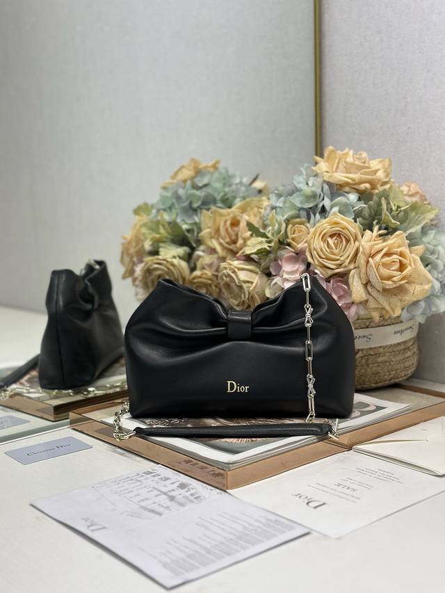 正品级 ，高版本 Dior-Lambskin 2026春夏 新款手袋 黑色 浅金链 Lambskin链条包，全新的包形，小牛皮革的质感，优雅大气，款式实用，可收