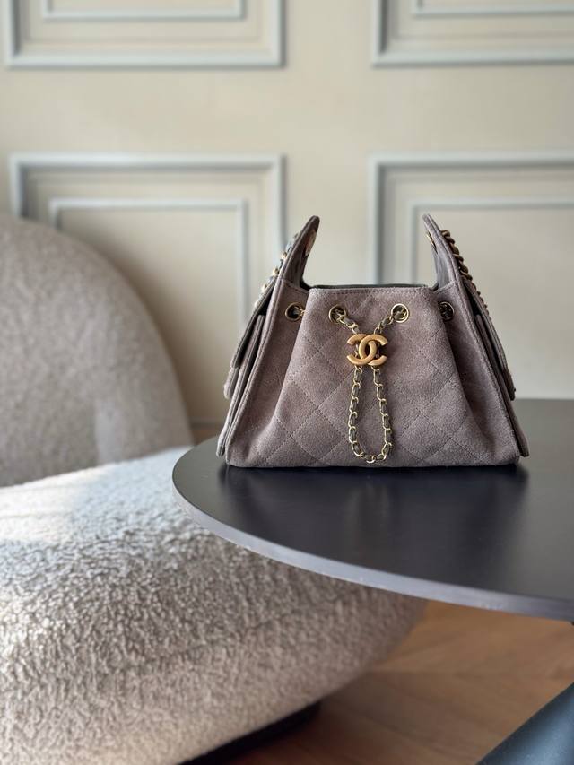 磨砂皮 嬉皮 经典 售价购入开发 秀场热门嬉皮设计独特，相当霸气的风格超大容量轻松装下日常所需逛街、旅行都是超高值好伙伴上新总是让人有意外之喜，今年也不例外！2