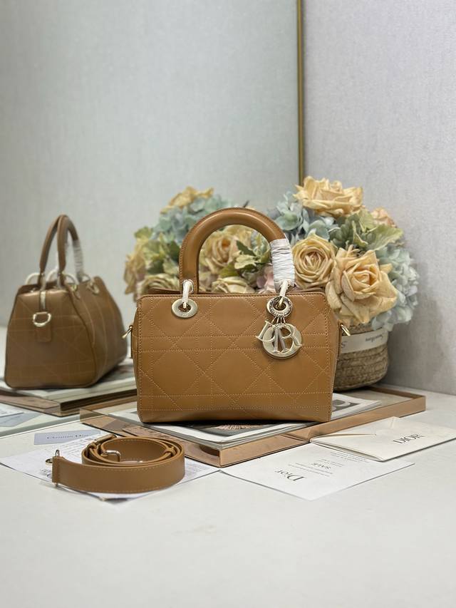 正品级 ，高版本 Lady Dior 新款手袋 小号 杏色平纹 Lady 手袋 重新诠释 Lady Dior 手袋的轮廓，时髦精致的弧形轮廓彰显时尚个性，打造醒