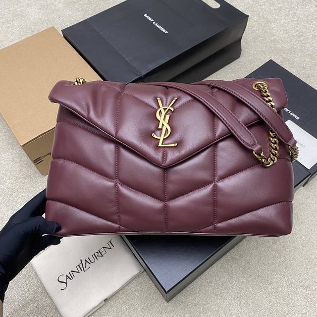 原厂皮 枣红羊皮 金 大号绗缝小羊皮包，原厂正品皮制作，手感柔软细腻，犹如怀抱云朵般的感受经典的Y家Logo、链条及扣眼五金均采用巴金哑光银五金，包袋开口处折叠