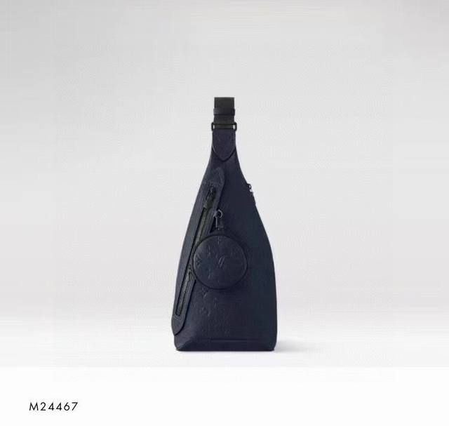 M24467蓝色M21890黑色本款 Duo 单肩包以柔软牛皮革塑造贴身构型，成就传统双肩包之外的实用之选。拉链侧袋可收纳智能手机，可拆卸收纳包方便取放物品，可