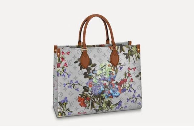 顶级原单 独家实拍 M21233白色圆花彩印本款 Onthego 手袋取材 Monogram Empreinte 牛皮革,其经典 Monogram 图案先后经过 顶级原单 独家实拍 M21233白色圆花彩印本款 Onthego 手袋取材 Monogram Empreinte 牛皮革,其经典 Monogram 图案先后经过