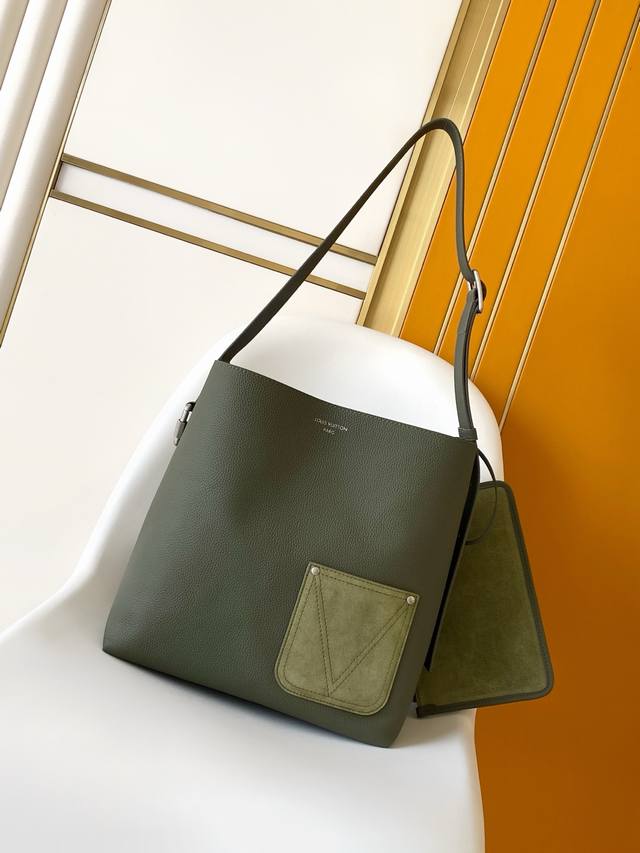 p内里也是磨砂头层牛皮。外面头层牛皮 顶级原单动态芯片 M27022黑色26745棕色26747绿色 本款 手袋以 牛皮革塑造潮流易搭构型。光滑粒面皮革与同色绒