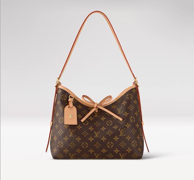 顶级原单 M46203 Carryall 小号手袋取材 Monogram 帆布和皮革饰边，成就都市生活的贴身伴侣。充裕构型设有齐整内层，大号内袋再添功能元素。M