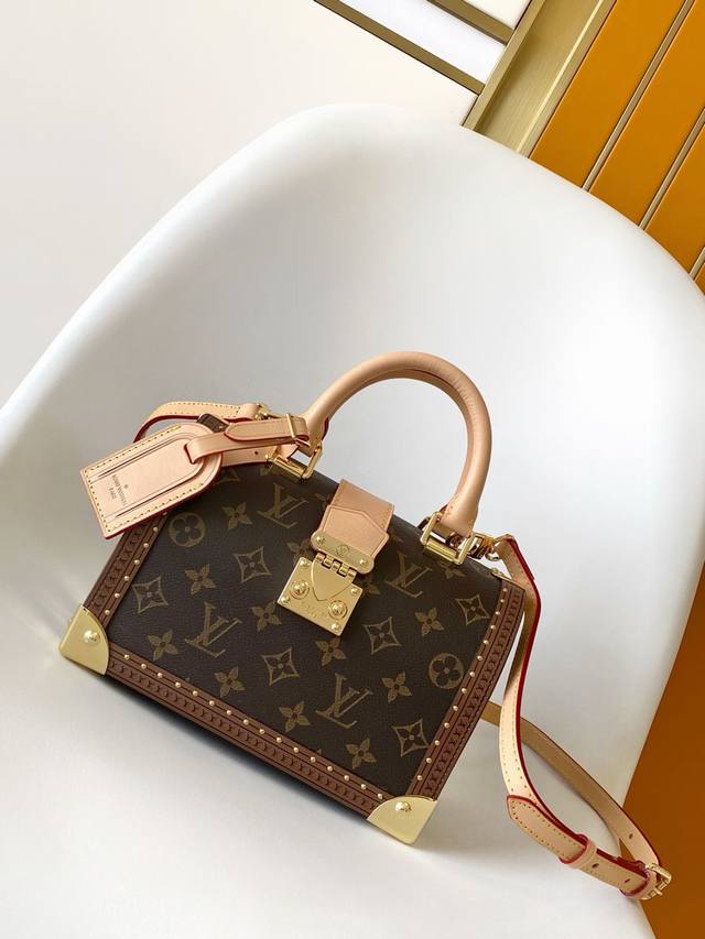 独家背景 动态芯片 顶级原单 本款Lconic Speedy 20手袋尽数网罗品牌硬箱元素，从镶边到金属包角 型号：M11154老花动态芯片版 材料：A级全钢五