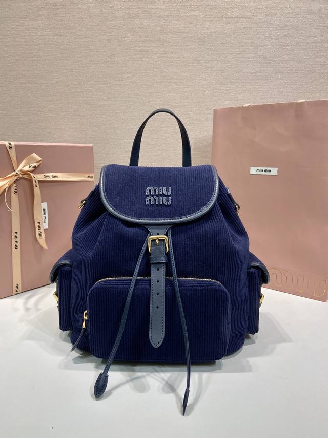 特级原厂新款背包5Bz042灯芯绒 這款灯芯绒背囊的靈感源自學校裝備，讓人回想起童年，並糅合精緻和實用的美感。別具一格的多口袋設計，體現 M手袋的當代玩味精神。