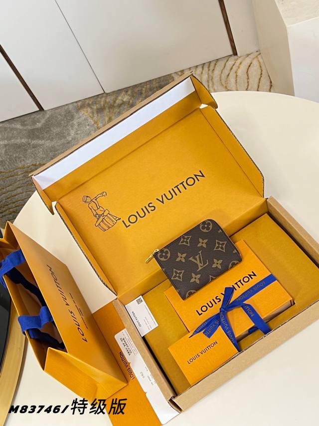 出厂价p M83476 特级全钢版 這款Noa小型錢包以路易威登的經典Monogram 压纹製作，採用小巧的正方形設計，並設有別具特色的L型拉鏈為，而內層更設有