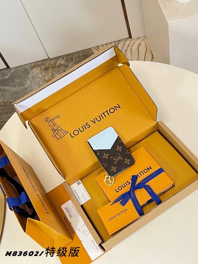 出厂价p M 83602 特级全钢版 Romy 卡夹兼备风琴拉链袋的功能元素和传统卡夹的简约格调。Monogram 帆布搭配彩色皮革内衬，Lv Circle 金