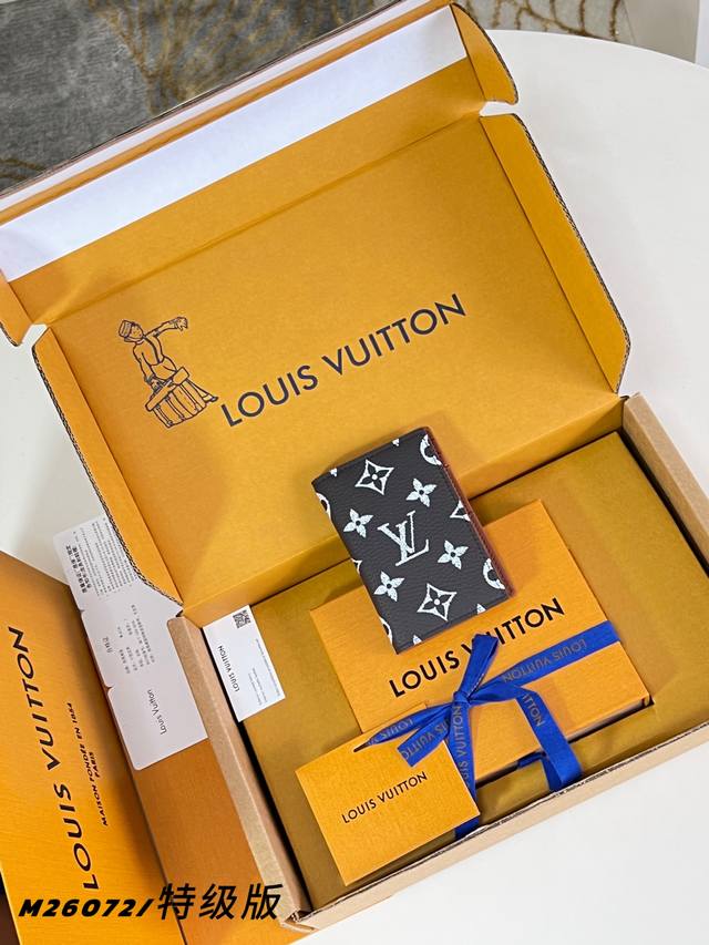 出厂价p M26072棕色 特级全钢版 本款口袋钱夹取材 Brushed Monogram 皮革,呈现褪色效果 Monogram 印花和做旧质感,致意牛仔长期使 出厂价p M26072棕色 特级全钢版 本款口袋钱夹取材 Brushed Monogram 皮革,呈现褪色效果 Monogram 印花和做旧质感,致意牛仔长期使